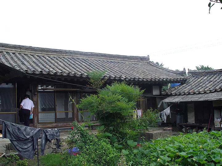 안채(우)