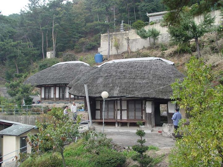 김해 장방리 갈대집 전경