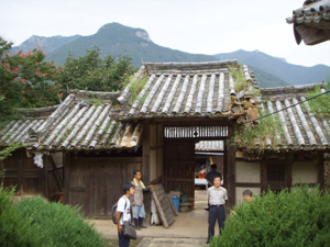솟을대문