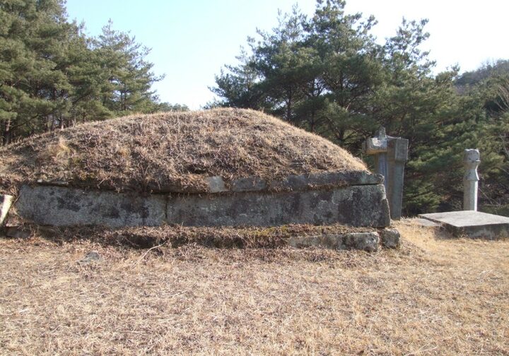 감정정공 권집덕의 묘 좌측