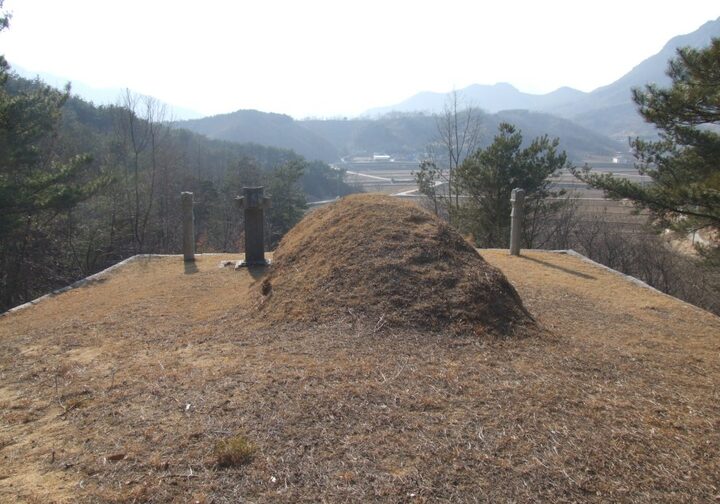 감정정공 권집덕의 묘 배면