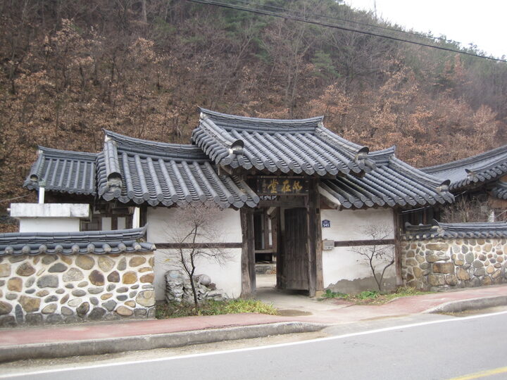 용담정사입구 원경