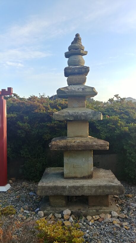 남해 신흥사지 삼층석탑