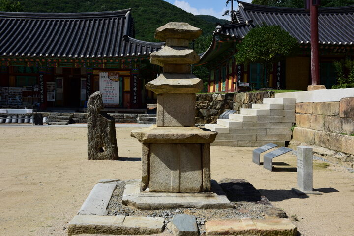 청룡사삼층석탑_우측면 (촬영년도 : 2015년)
