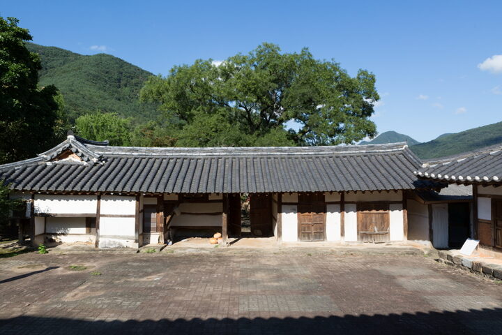 밀양단장면허씨고가_안채에서 본 전경 (촬영년도 : 2015년)