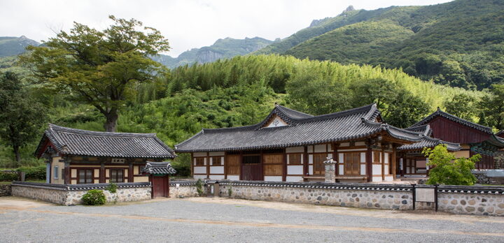 밀양 표충사 만일루_전경 (촬영년도 : 2015년)