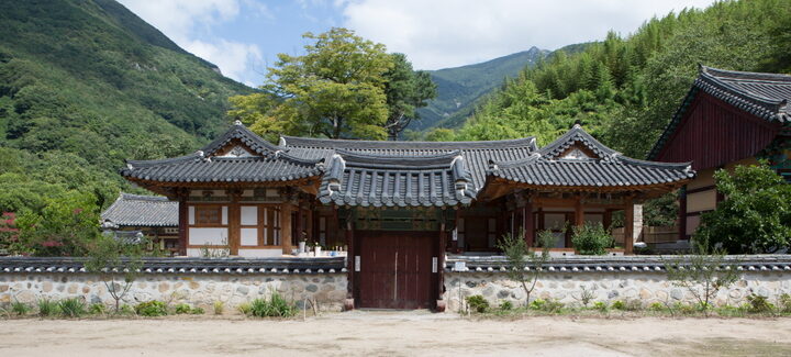 밀양 표충사 만일루_정면 전경 (촬영년도 : 2015년)