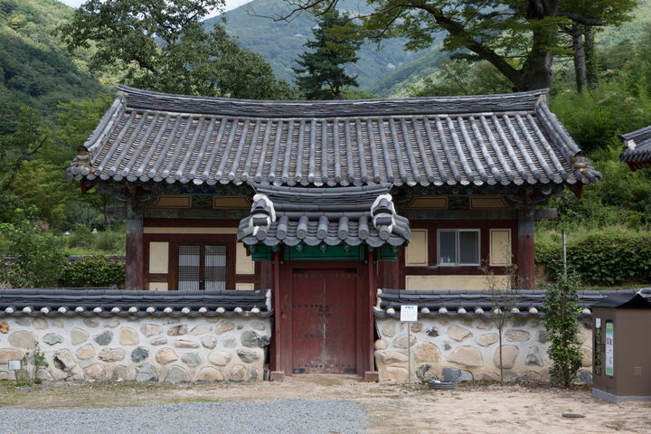 밀양 표충사 만일루_좌측 문 (촬영년도 : 2015년)