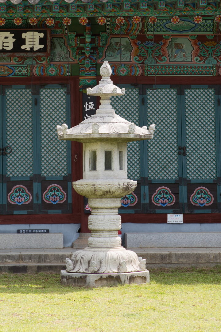 밀양 표충사 명부전_석등 (촬영년도 : 2015년)