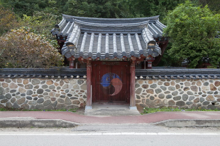 산청 용담정사_재실 입구 (촬영년도 : 2015년)