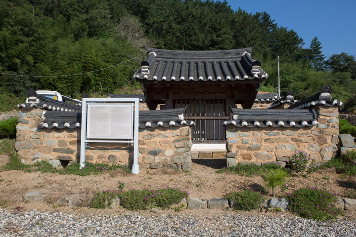 진주장흥리숙종사제문비_전경 (촬영년도 : 2015년)