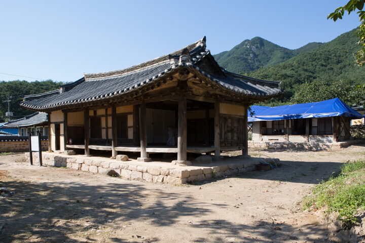 창녕 부곡리 이씨고가_측면 전경 및 공사중 별채 (촬영년도 : 2015년)