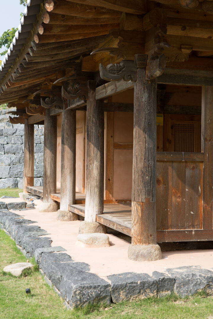 함양 경충재_초석 및 기둥 (촬영년도 : 2015년)