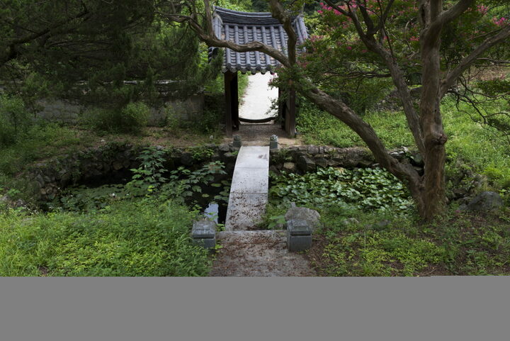 김천 율수재_율수재에서 내려다 본 마당 (촬영년도 : 2015년)