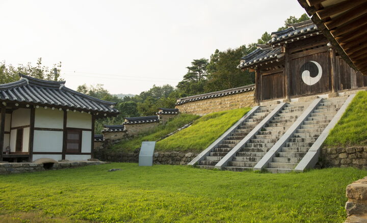 문경향교대성전_동재에서 바라본 내삼문과 서재 (촬영년도 : 2015년)