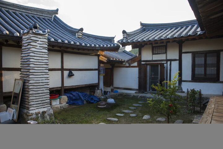 봉화팔오헌종택_안채 마당 (촬영년도 : 2015년)