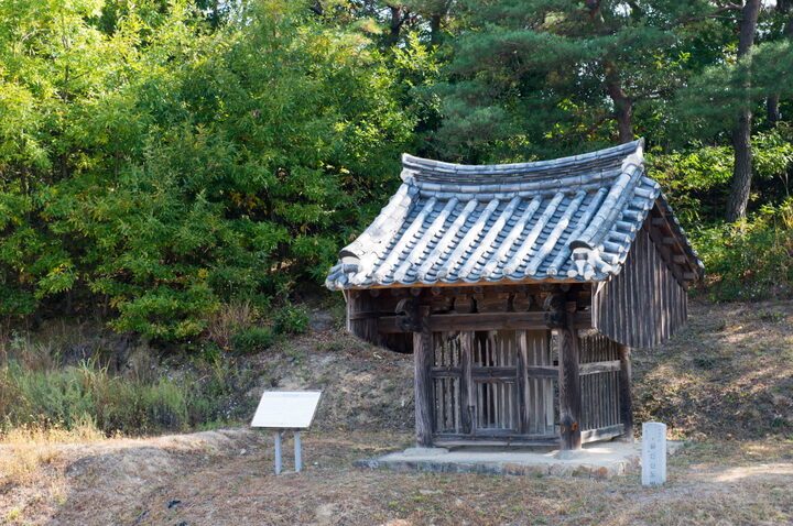 화산신도비_비각 원경 (촬영년도 : 2015년)