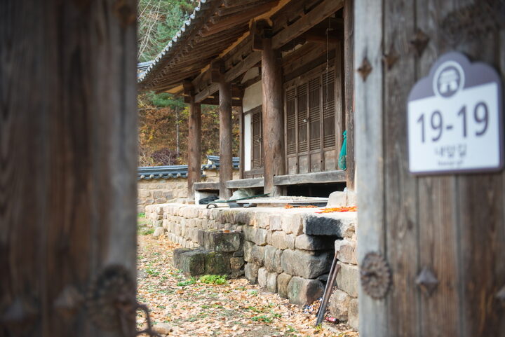 운곡서당_문틈으로 본 운곡서당 (촬영년도 : 2015년)