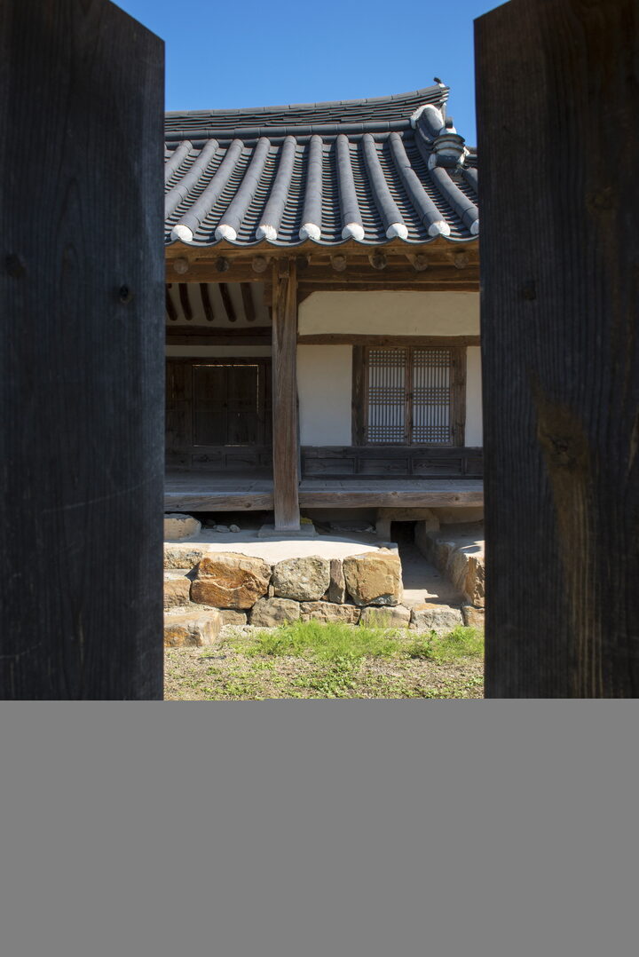 안동이로당_협문 사이로 본 모습 (촬영년도 : 2015년)