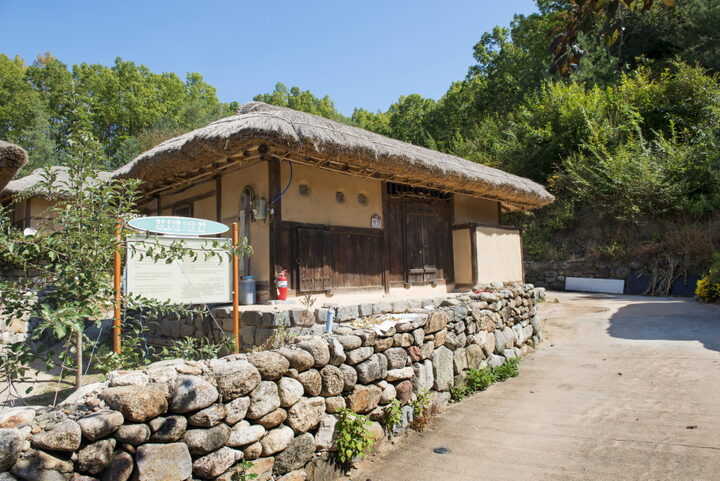 영주수도리박덕우가옥_진입로에서 본 가옥 (촬영년도 : 2015년)