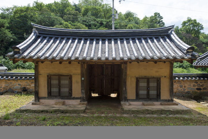 유후재및옥비_대문채 뒷면 (촬영년도 : 2015년)