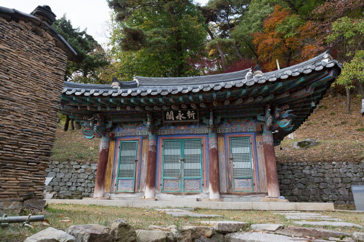 파계사기영각_밑에서 본 기영각 (촬영년도 : 2015년)