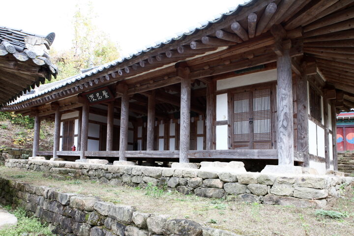 덕산사_경충당 전경 (촬영년도 : 2015년)