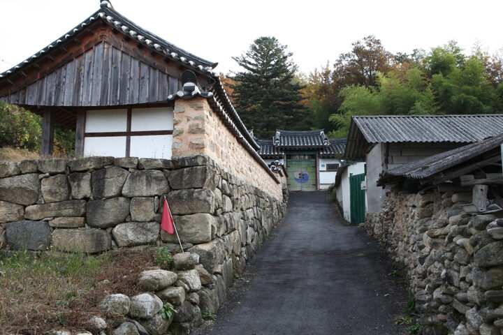 덕산사_입구 돌담 (촬영년도 : 2015년)
