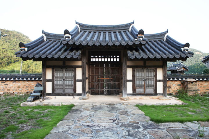 영암고반재및소장고문서일괄_정문안쪽 (촬영년도 : 2015년)
