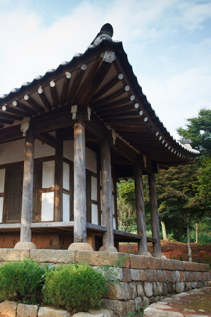 흥동장학당_서까래와 기둥 (촬영년도 : 2015년)