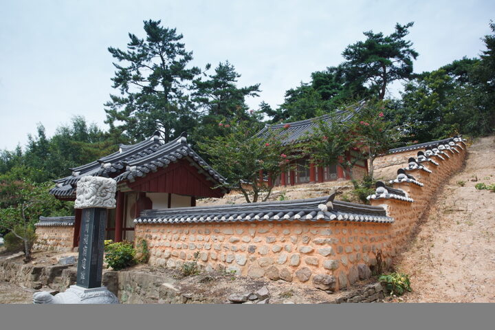 덕천사_입구 우측면 전경 (촬영년도 : 2015년)