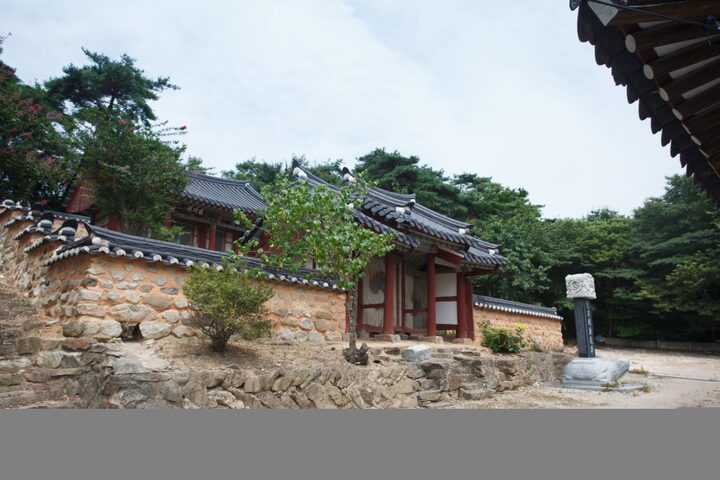 덕천사_입구 좌측면 전경 (촬영년도 : 2015년)
