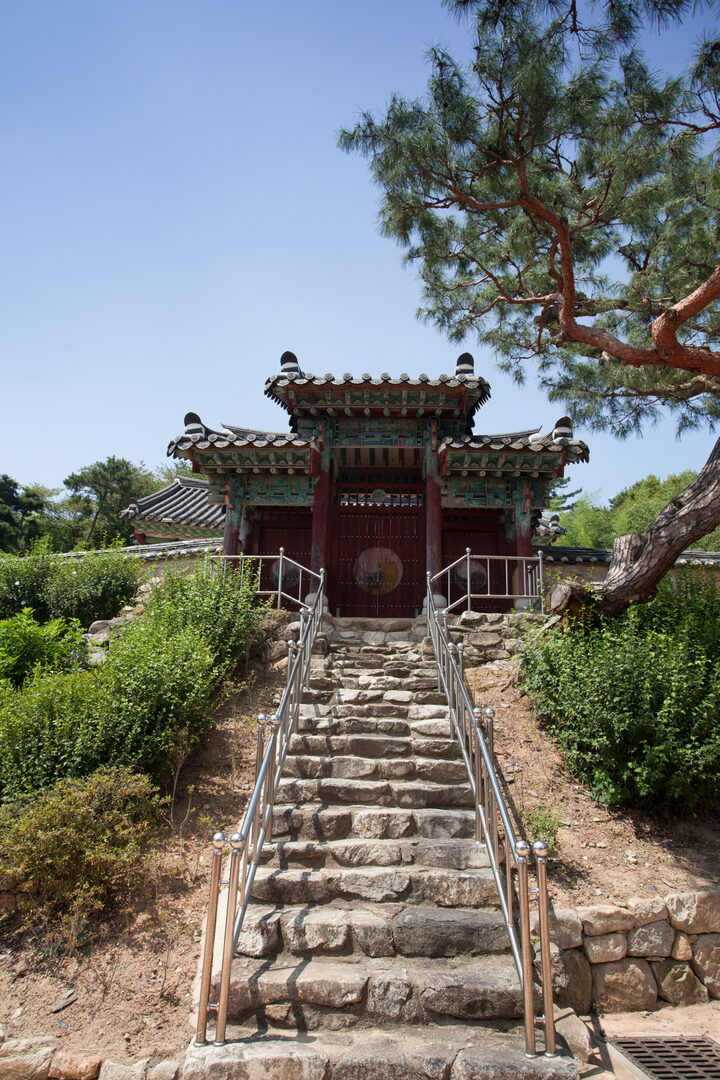 만경향교대성전_입구 돌계단 (촬영년도 : 2015년)