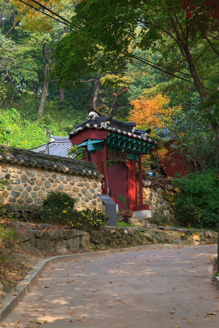 갑사팔상전_입구길 (촬영년도 : 2015년)