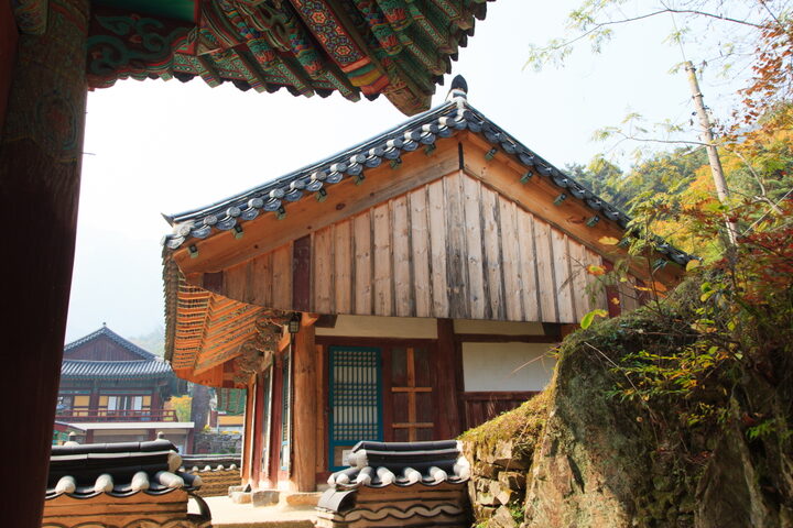 동학사삼성각_대웅전 배면에서 바라본 삼성각 (촬영년도 : 2015년)