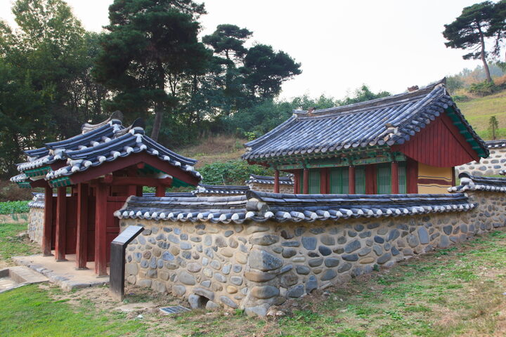 화산영당_동쪽에서 본 전경 (촬영년도 : 2015년)