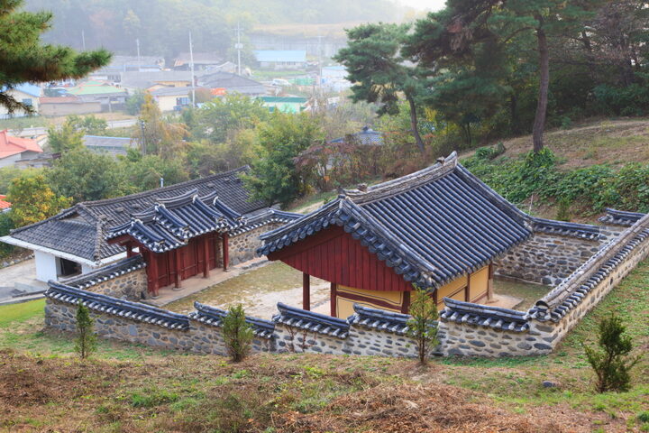 화산영당_묘소에서 바라본 영당 전경 (촬영년도 : 2015년)