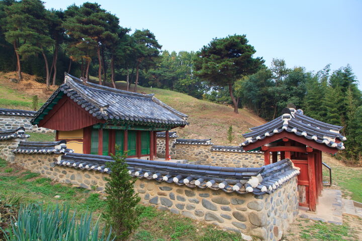 서쪽에서 바라본 화산영당 (촬영년도 : 2015년)