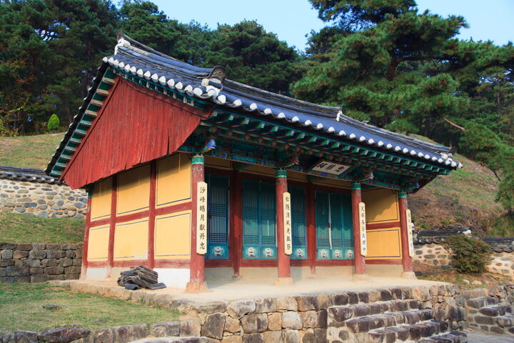 충절사_좌측면 (촬영년도 : 2015년)