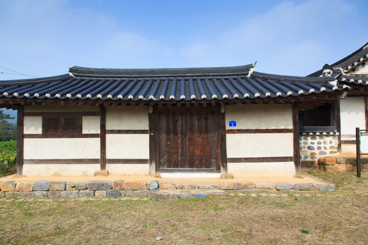 충헌공윤전재실_문간채 (촬영년도 : 2015년)