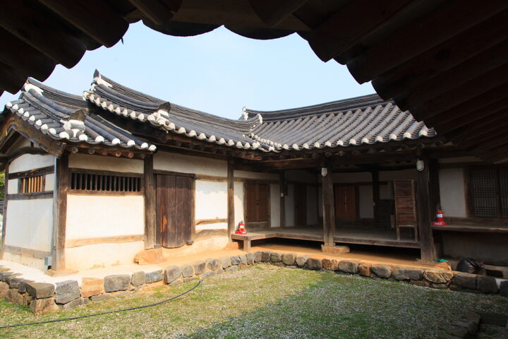 충헌공윤전재실_문간채에서 바라본 안채 (촬영년도 : 2015년)