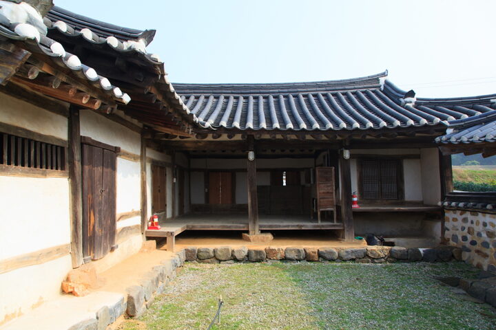 충헌공윤전재실_안채 전경 (촬영년도 : 2015년)