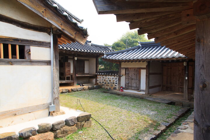 충헌공윤전재실_안채와 문간채 (촬영년도 : 2015년)