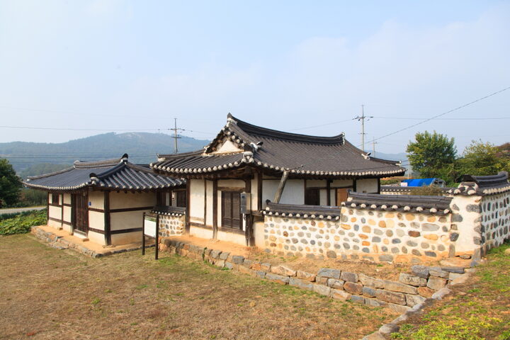 충헌공윤전재실_우측면 전경 (촬영년도 : 2015년)