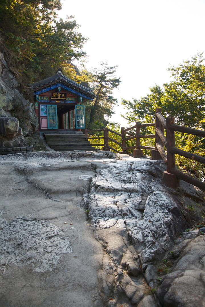 고란사_삼성각과 돌계단 (촬영년도 : 2015년)