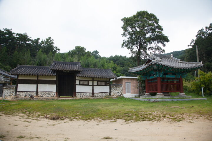 김거익의묘_묘소 옆 상의문과 비각 (촬영년도 : 2015년)