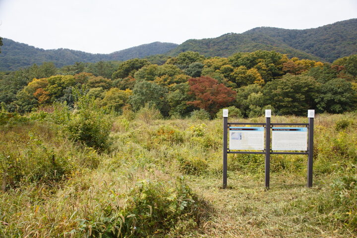 무량사구지_안내판과 왼쪽 전경 (촬영년도 : 2015년)