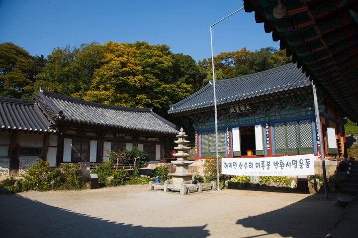 개심사심검당_대웅전과 심검당 (촬영년도 : 2015년)