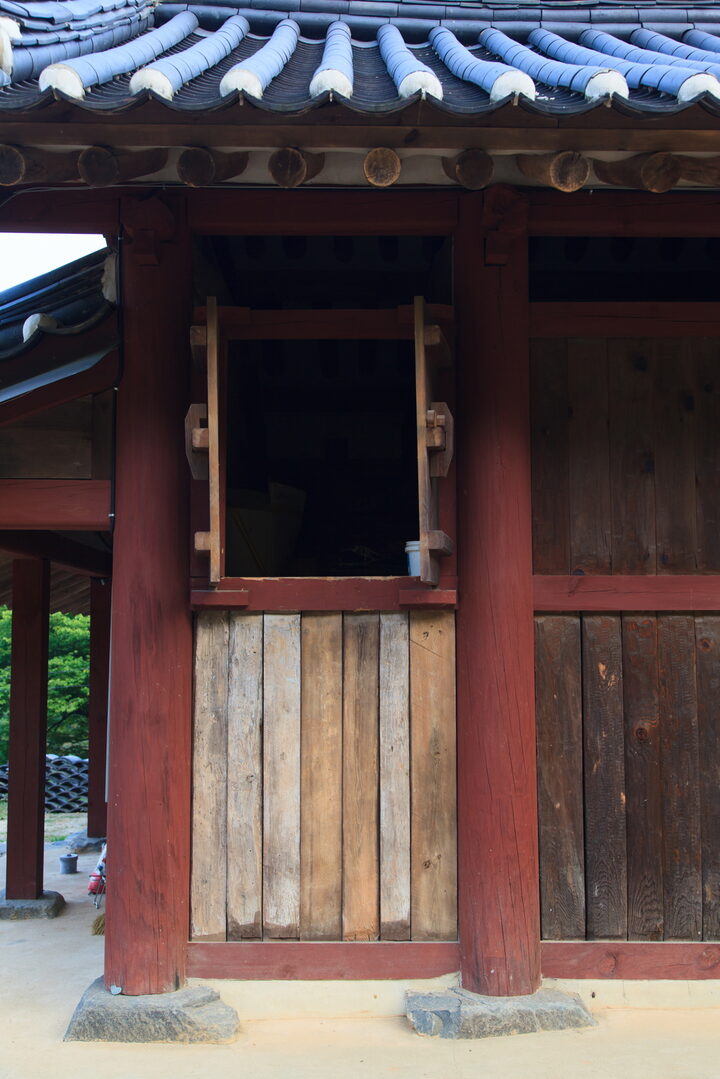 봉곡사대웅전및고방_고방 문 열린 모습2 (촬영년도 : 2015년)
