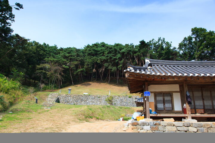 예산 최익현선생재실_사랑채와 묘소 전경 (촬영년도 : 2015년)